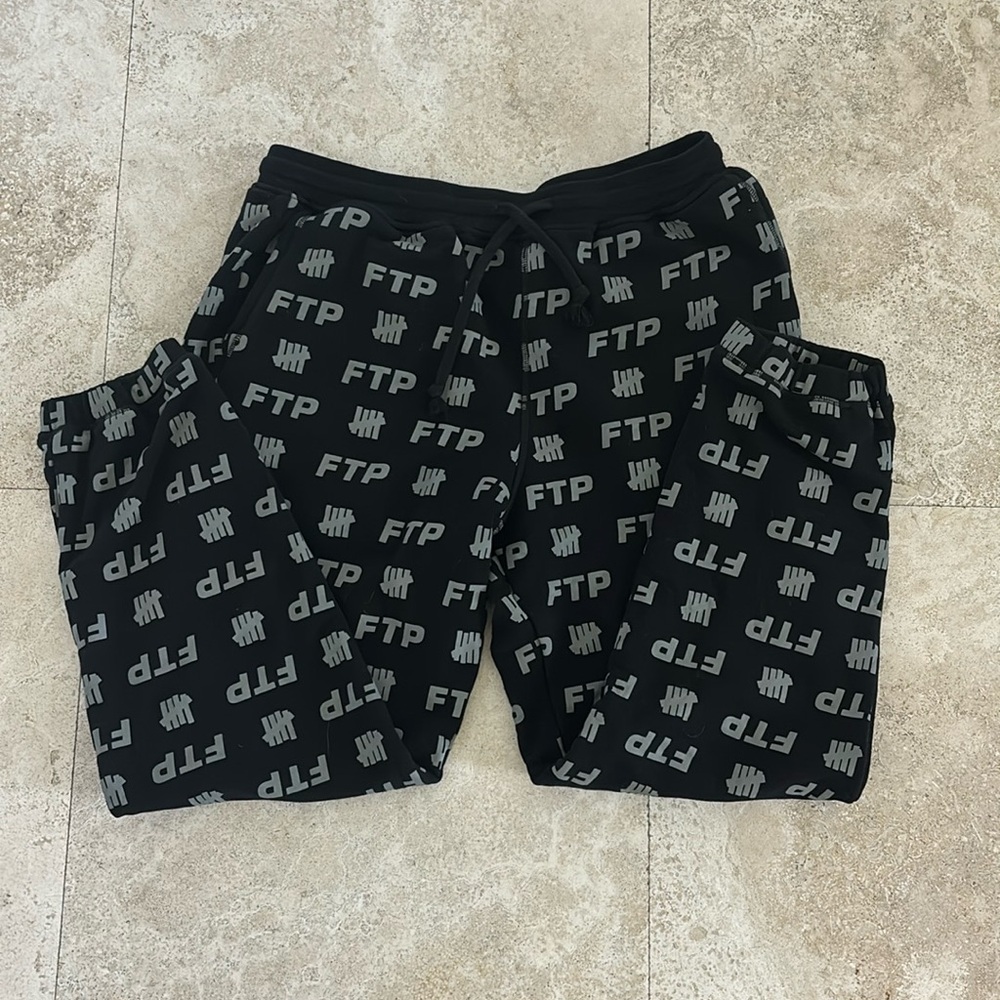 UNDEFEATED X FTP all over sweatpants Large